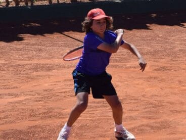 joan torres golpeando la bola