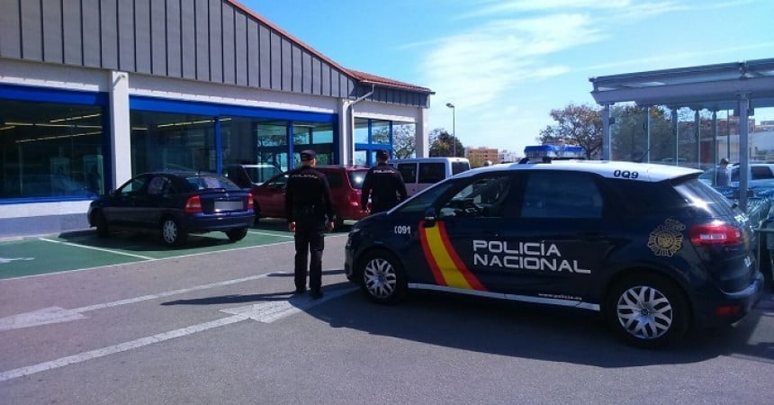 La policía nacional de Dénia en un área comercail
