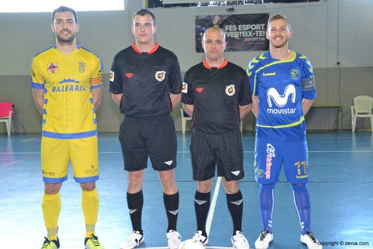 Los capitanes Blai y Marquina con los árbitros