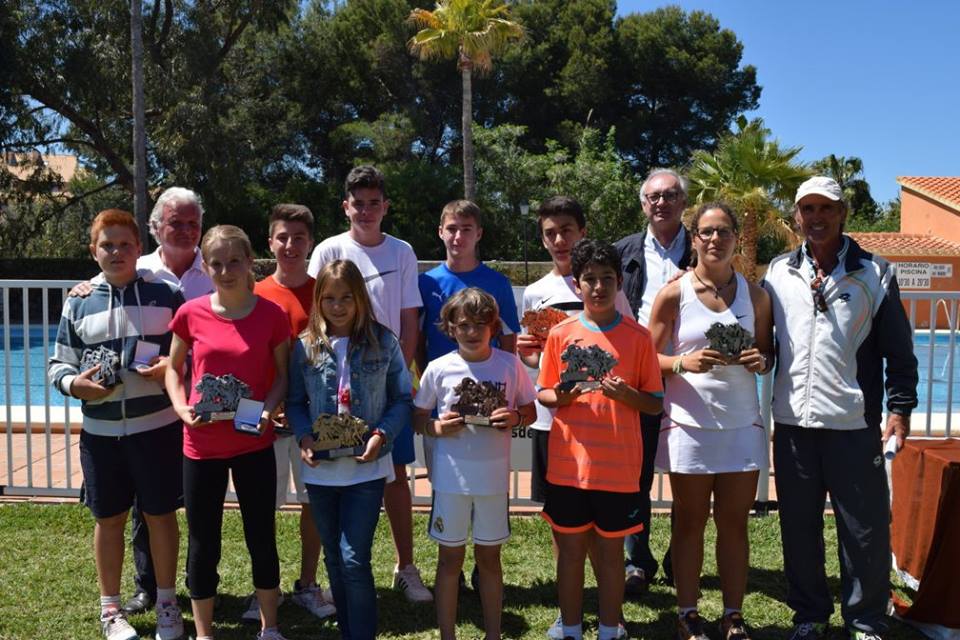 Los tenistas del CT Dénia con trofeo en la liga CEMA