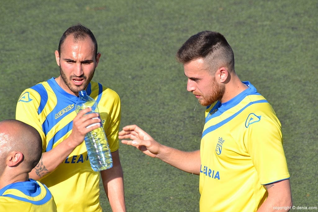 Panucci y Nico bebiendo agua