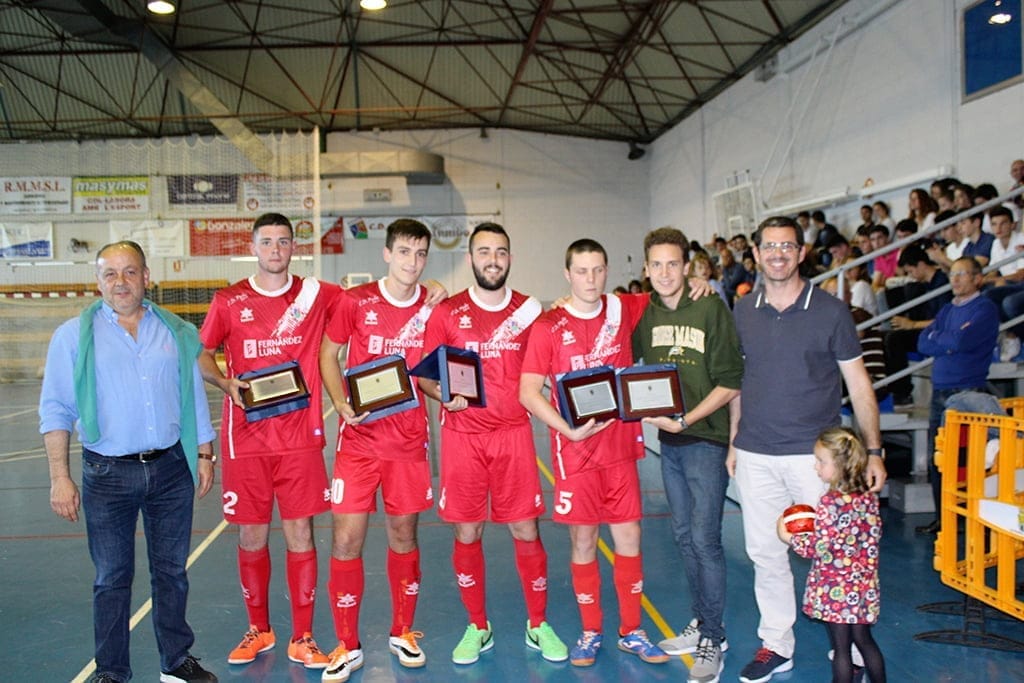 El Paidos-F. Fernández se llevó el derbi local al vencer al FB Dénia (9-2) 2 Pedro Tent entregó las placas a los jugadores del Paidos