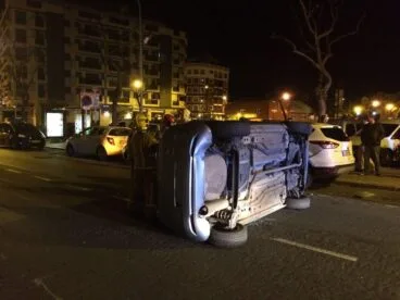 Un coche vuelca en Dénia