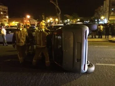 Un coche vuelva en una calle de Dénia