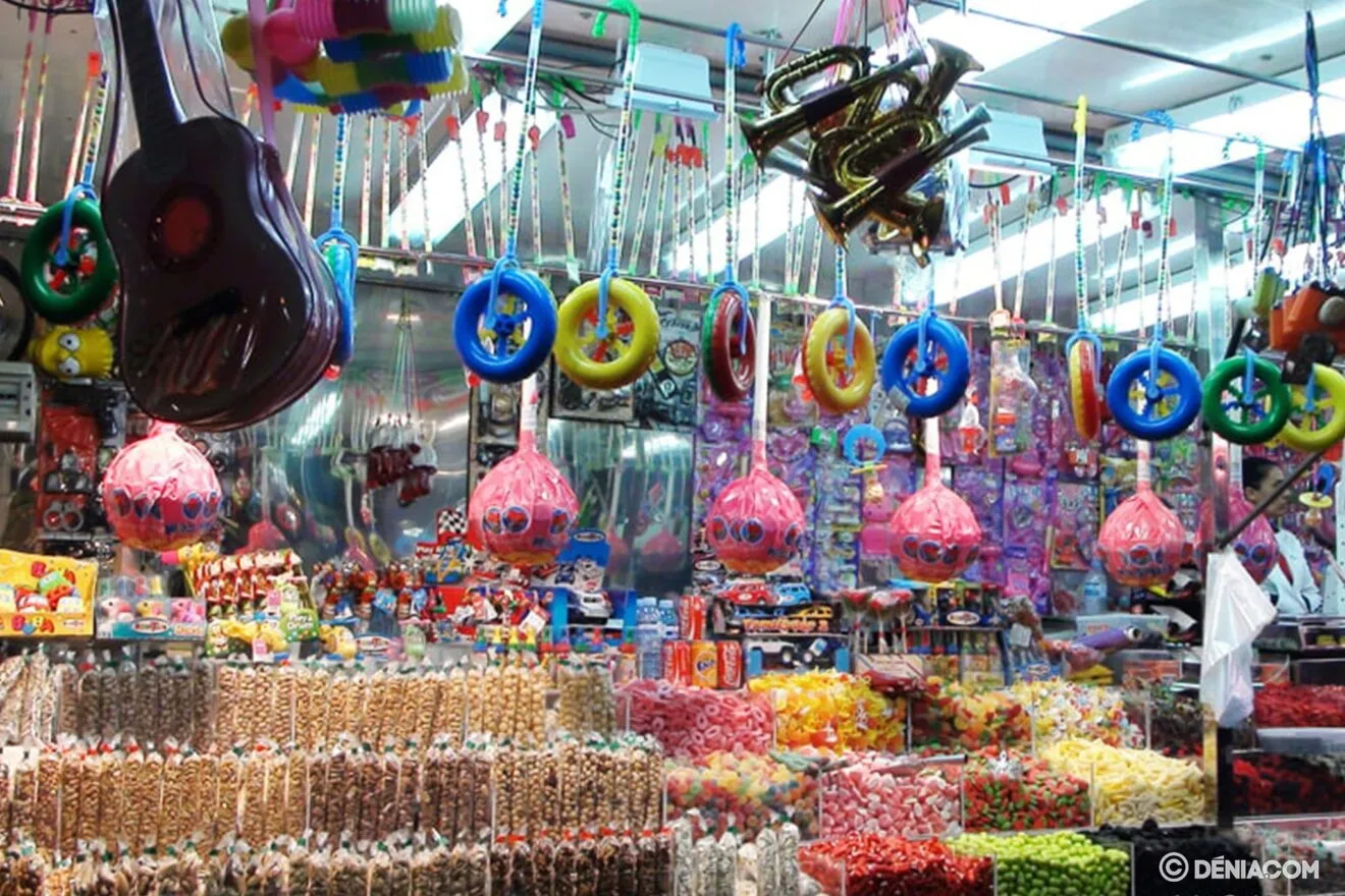 Venta de chucherías en la feria de Dénia