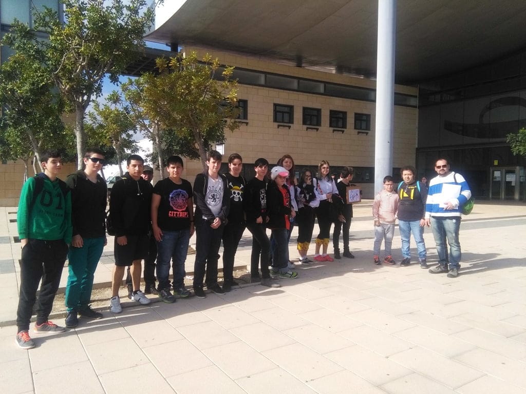 Una veintena de jóvenes dianenses visitaron el Salón del Manga de Alicante 1 Visita al salón Manga de Alicante