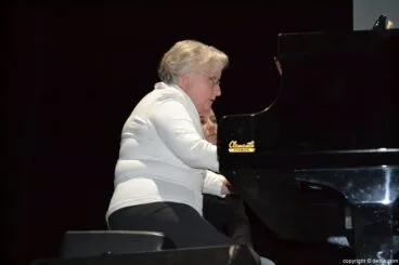 Celebración de los 15 años de las Aulas de la Tercera Edad – Actuación de Carmina Reinke