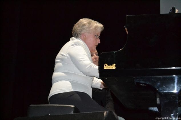 02 celebracion de los 15 anos de las aulas de la tercera edad actuacion de carmina reinke
