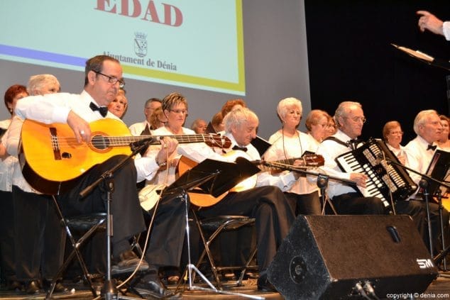 05 celebracion de los 15 anos de las aulas de la tercera edad actuacion de la coral del hogar de jubilados