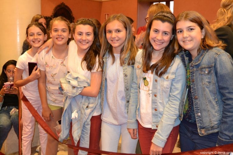 Infantiles esperando en el Ayuntamiento