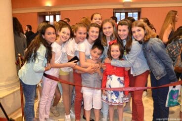 Infantiles esperando en el Ayuntamiento