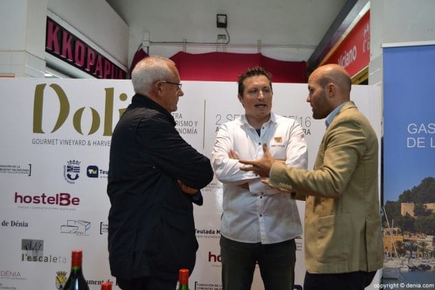 El Mercat de Dénia acogió la presentación de la muestra gastronómica teuladina 'Dolia VI' 10 08 presentacion vi dolia en denia alcaldes y cocinero