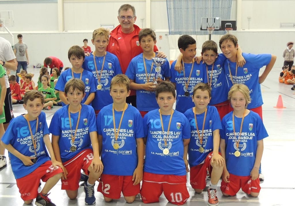 Los mejores equipos alevines y benjamines de la liga local de básket recibieron sus trofeos 1 Equipo Paidos Azul campeón Alevín