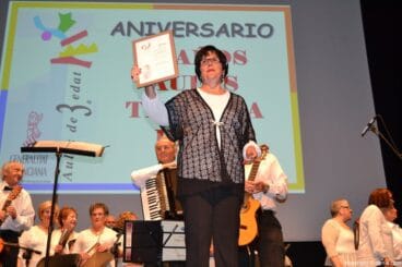Celebración de los 15 años de las Aulas de la Tercera Edad – Detalle a la Coral del hogar de Jubilados