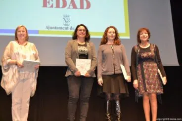 12 celebracion de los 15 anos de las aulas de la tercera edad reconocimiento a las concejalas del mayor