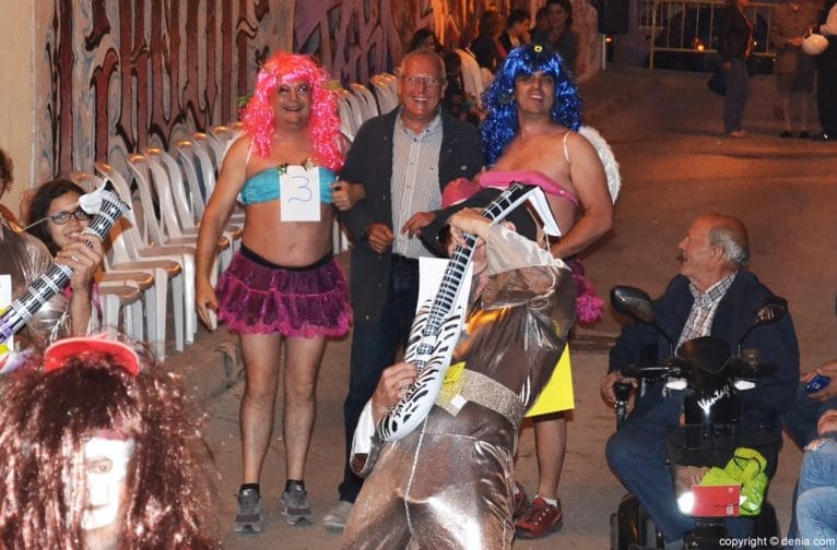 Fiestas Santíssima Trinitat Dénia - el alcalde con dos participantes