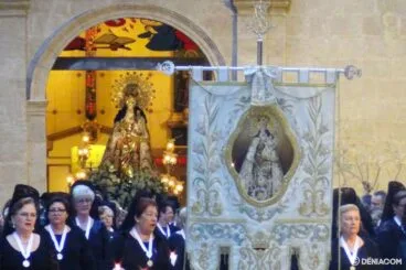 Procesión de la Mare de Déu dels Desemparats – Salida del templo
