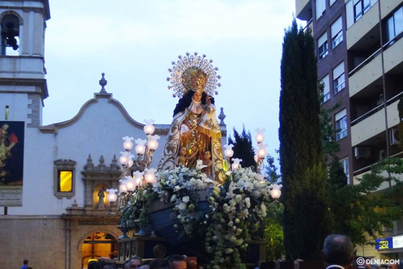 Procesión de la Mare de Déu dels Desemparats - Salida del templo