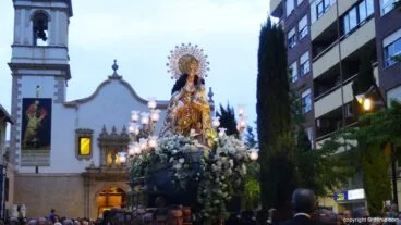 Procesión de la Mare de Déu dels Desemparats – Salida del templo