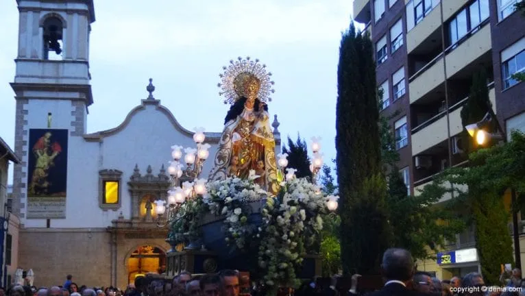 Procesión de la Mare de Déu dels Desemparats - Salida del templo