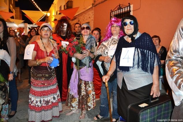 17 fiestas santissima trinitat denia participantes en la dansa grotesca