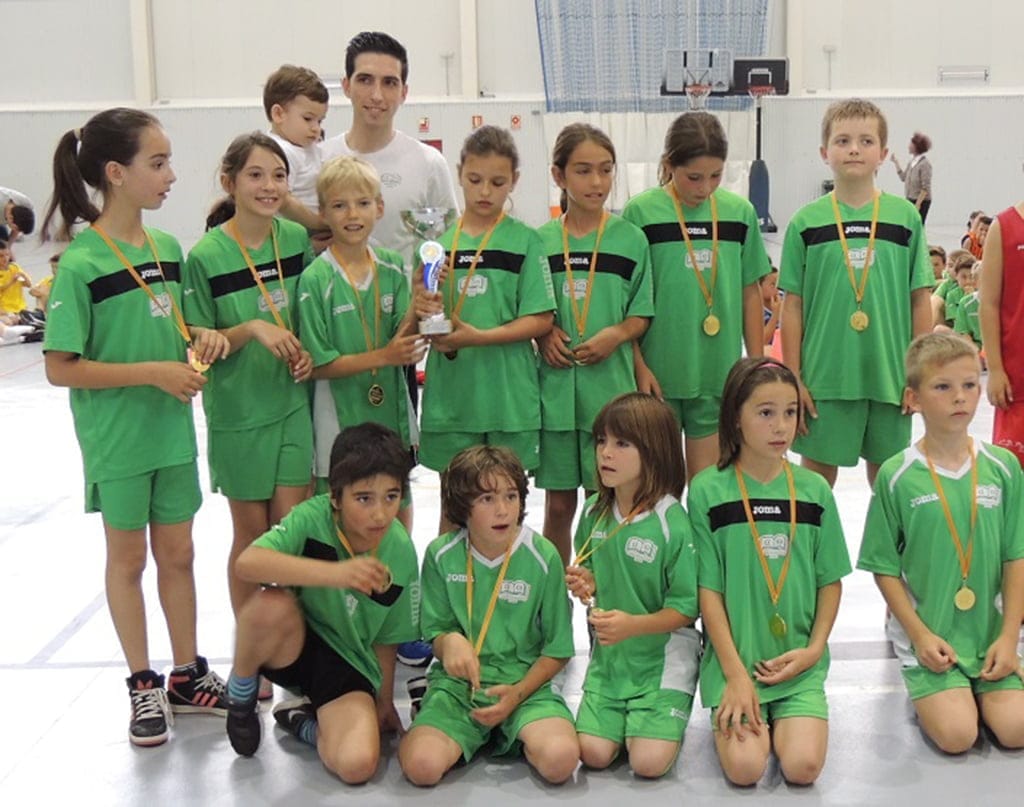 Los mejores equipos alevines y benjamines de la liga local de básket recibieron sus trofeos 2 Equipo Benjamín Alfa & Omega A