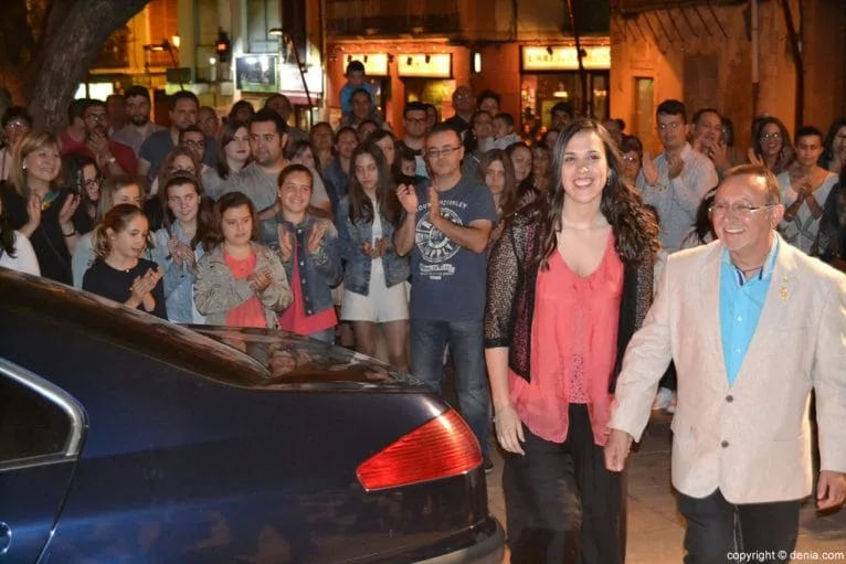 Llegada de la fallera mayor de Dénia al Ayuntamiento