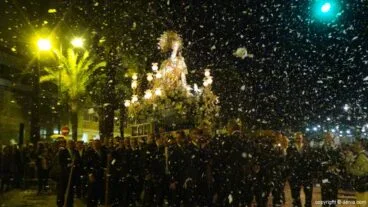 Procesión de la Mare de Déu dels Desemparats – confeti en el puerto