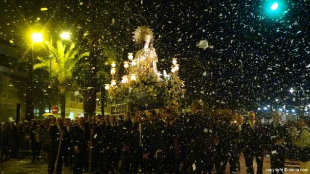37 procesion de la mare de deu dels desemparats confeti en el puerto