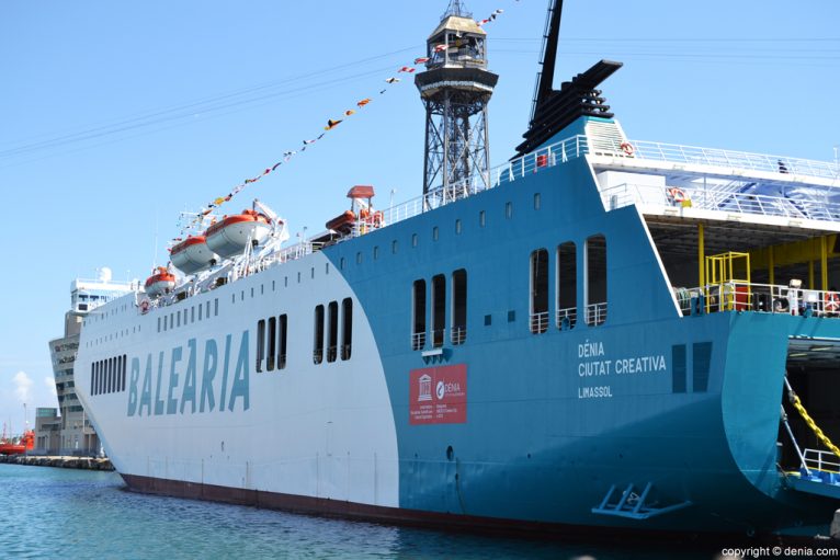 Presentación ferry Dénia Ciutat Creativa - buque en el puerto de Barcelona