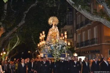 Procesión de la Mare de Déu dels Desemparats – la imagen en la calle Marqués de Campo