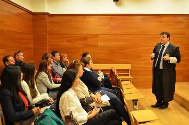 alumnos de la uned en el palacio de justicia de denia