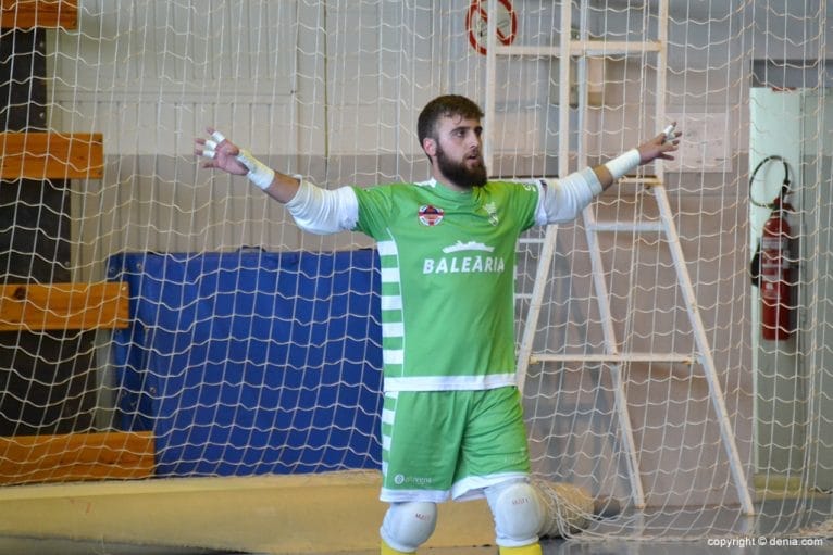 César Villar durante el partido