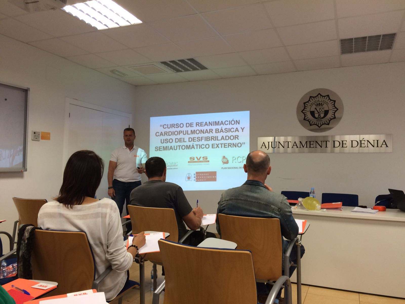 La Policía Local de Dénia aprende nociones de soporte vital básico 1 Curso de soporte vital básico
