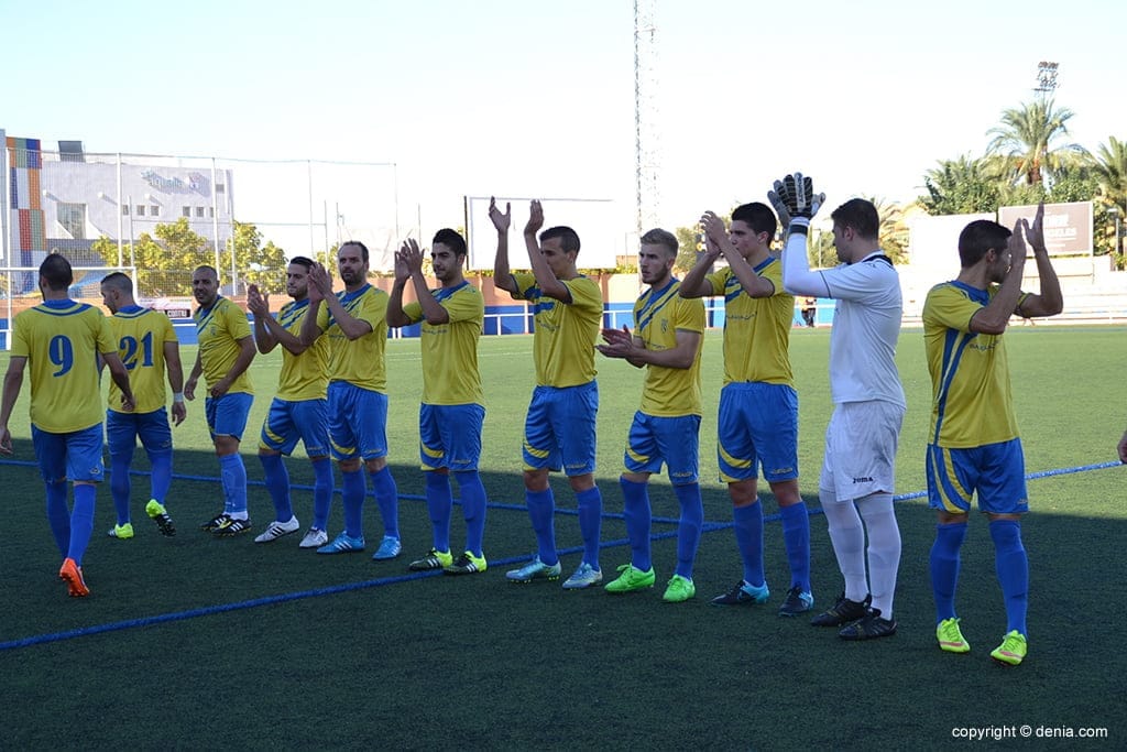 El choque entre el CD Dénia y la UD Canals es lo más destacado en la Agenda Deportiva 1 El CD Dénia saludando a su público