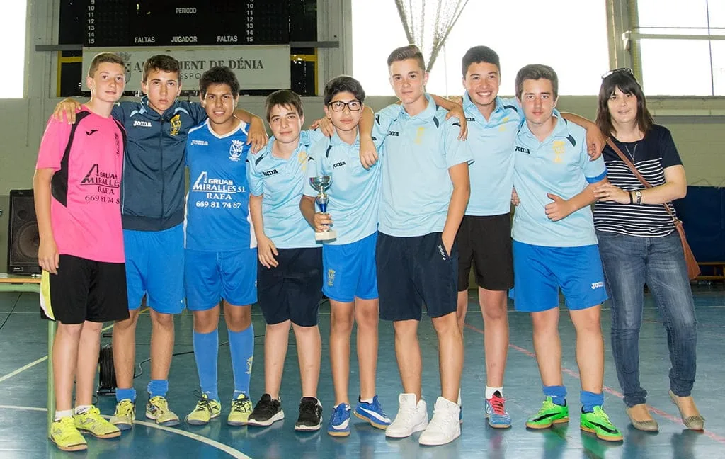 La fiesta del fútbol sala se vivió en el 'II Torneo de la EM Fútbol Sala Dénia' 2 Equipo EM Denia tercer alevín