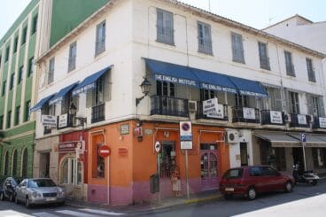 fachada y calle de the english institute