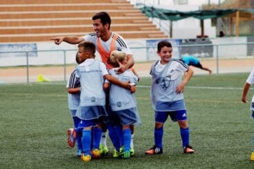 gaya abrazado por los ninos