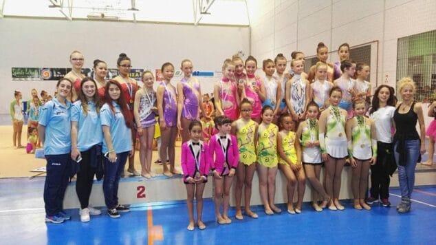 gimnastas de la em denia en el trofeo de pego