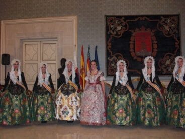 Inés Alacreu con la Bellea del Foc de Alicante y sus damas