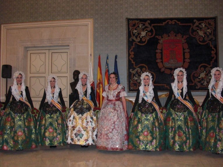 Inés Alacreu con la Bellea del Foc de Alicante y sus damas
