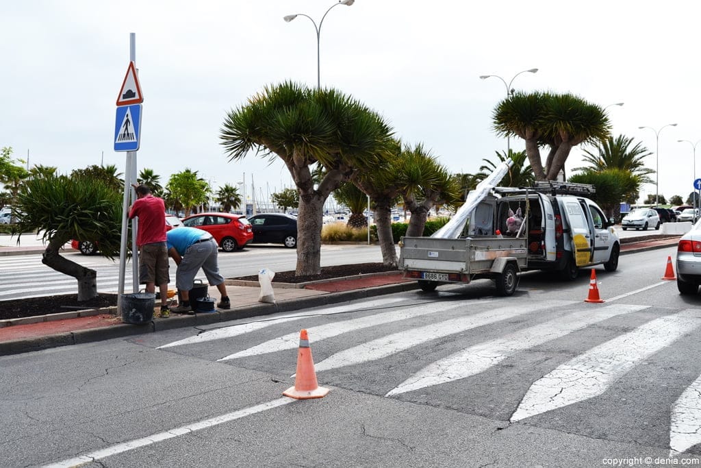 Instalación de señales luminosas de paso de peatones en Dénia