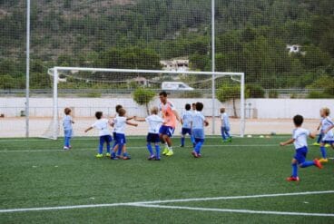 José Luis Gayá con los niños
