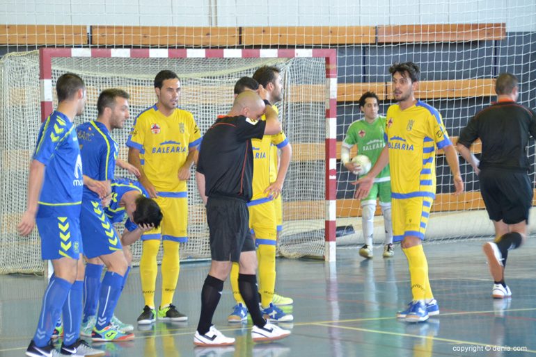 Jugadores del Dénia Futsal ante el Inter Movistar B