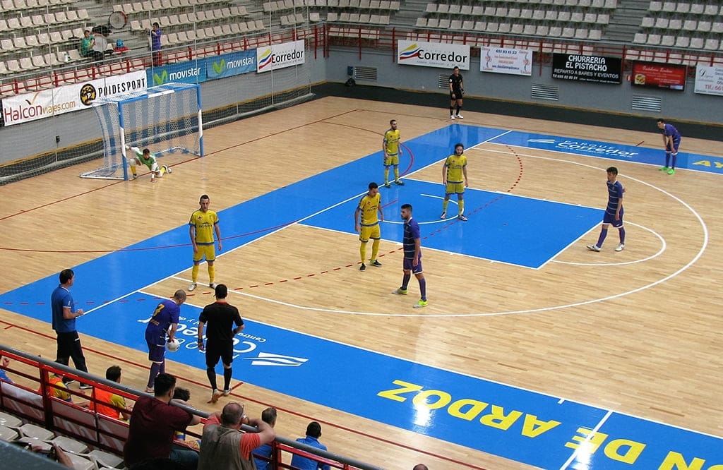 El Dénia Futsal recupera la cuarta plaza con su triunfo en Torrejón (1-4) 1 Los dianenses defendiendo ante el Torrejón
