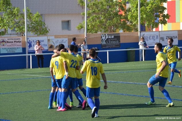 los jugadores del cd denia celebrando el gol de ferran