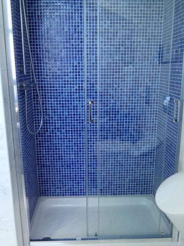 MK Toldos te presenta estores de diferentes diseños y su nuevo servicio en instalación de mamparas de baño 2 mampara de cristal mktoldos
