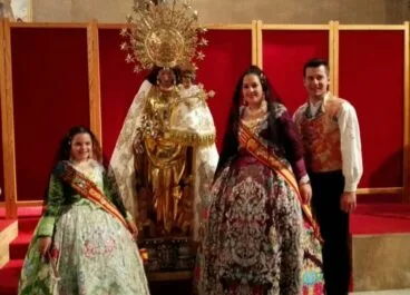 marina y alejandra en el besamanos de la virgen