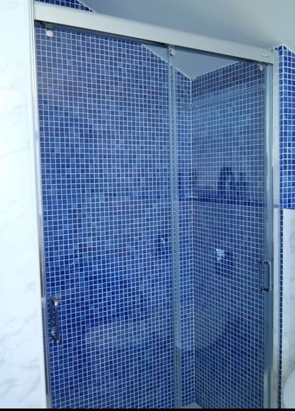 MK Toldos te presenta estores de diferentes diseños y su nuevo servicio en instalación de mamparas de baño 3 mk toldos mamparas de bancc83o