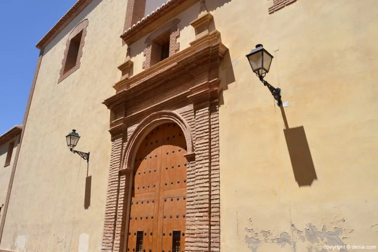 Puerta lateral de acceso a la Iglesia de las Agustinas